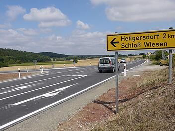 Rund 1,3 Millionen Euro  hat der Brückenbau samt  Neugestaltung der Kreuzung  zwischen der Kreisstraße und der Staatsstraße 2204 (Bild) gekostet.Berthold Köhler