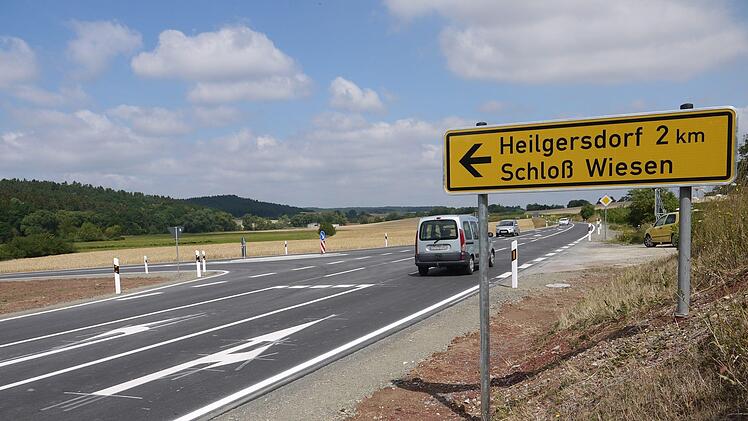 Rund 1,3 Millionen Euro  hat der Brückenbau samt  Neugestaltung der Kreuzung  zwischen der Kreisstraße und der Staatsstraße 2204 (Bild) gekostet.Berthold Köhler