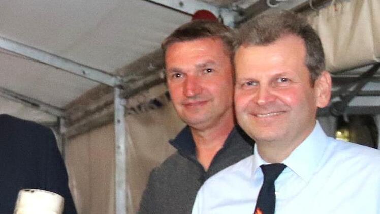 2. Bürgermeister Markus Franke und  FFW-Vorstand Joachim Ruhmann durften beim Anstich natürlich auch nicht fehlen.