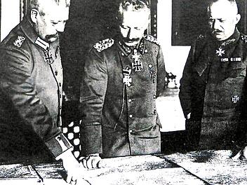 Generalfeldmarschall Paul von Hindenburg, Kaiser Wilhelm II. und General Erich Friedrich Wilhelm Ludendorff bei einer Lagebesprechung Repros: Manfred Franze