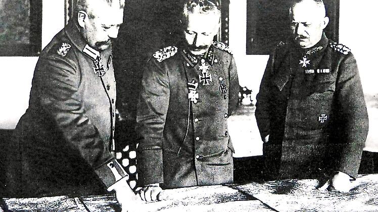 Generalfeldmarschall Paul von Hindenburg, Kaiser Wilhelm II. und General Erich Friedrich Wilhelm Ludendorff bei einer Lagebesprechung Repros: Manfred Franze