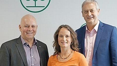Zum Jubil&auml;um gratulieren Andrea Buschner Direktor Frank D&uuml;nisch (rechts) und der Vorsitzende des Personalrats Rene Oppel (links).  Foto: Lothar Zachmann, AOK Bayern