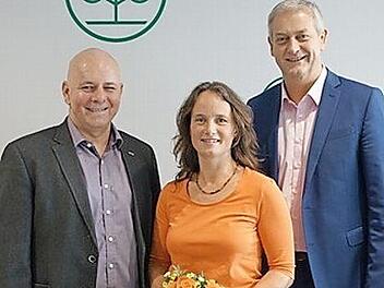 Zum Jubiläum gratulieren Andrea Buschner Direktor Frank Dünisch (rechts) und der Vorsitzende des Personalrats Rene Oppel (links).  Foto: Lothar Zachmann, AOK Bayern
