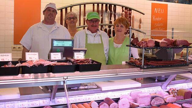 Aus Metzgerei Gundel wird Metzgerei Pawlik: von links im Bild Marco Pawlik, Verk&auml;uferin Anna Schwalb-Derbfu&szlig; sowie Hans und Gudrun Gundel. Foto: Petra Malbrich