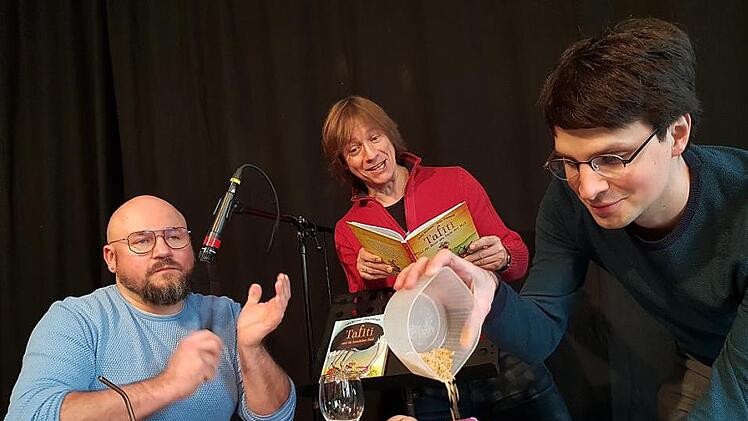 Sie animieren das Forchheimer Publikum, selbst auf die Bühne zu kommen und ein Hörspiel zu produzieren (von links): Martin Borowski (Theaterpädagoge und Regisseur), Robert Hübschmann (Vorsitzender des Jungen Theaters) und Lorenz Deutsch (Künstlerischer Leiter) .  Foto: Ekkehard Roepert