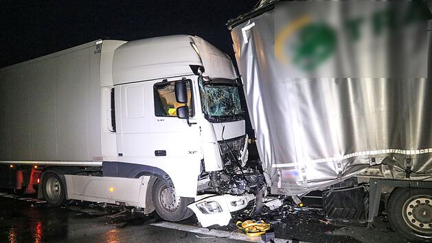 Auf der A3 im Landkreis Bamberg ist am Morgen ein Lastwagen-Fahrer bei einem Unfall verletzt worden.