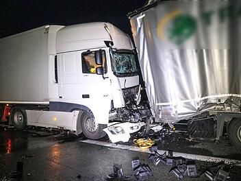 Auf der A3 im Landkreis Bamberg ist am Morgen ein Lastwagen-Fahrer bei einem Unfall verletzt worden.