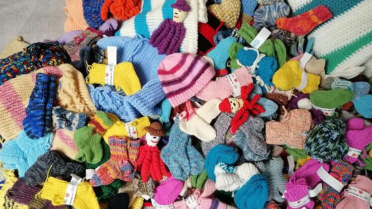 Gestrickte Präsente für Neugeborene und deren Geschwisterkinder  Fotos: Karin Knauer
