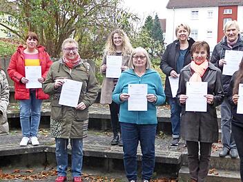 Übungsleiterin Fabiola Reges-Huber (links) mit den Teilnehmerinnen des Kurses