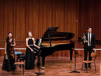 Reichlich Applaus verdienten sich Megumi Ikeda, Kyoko Frank und Jonathan Baur (von links) mit ihrerm Trioabend bei der Gesellschaft der Musikfreunde Coburg.Foto- Jochen Berger