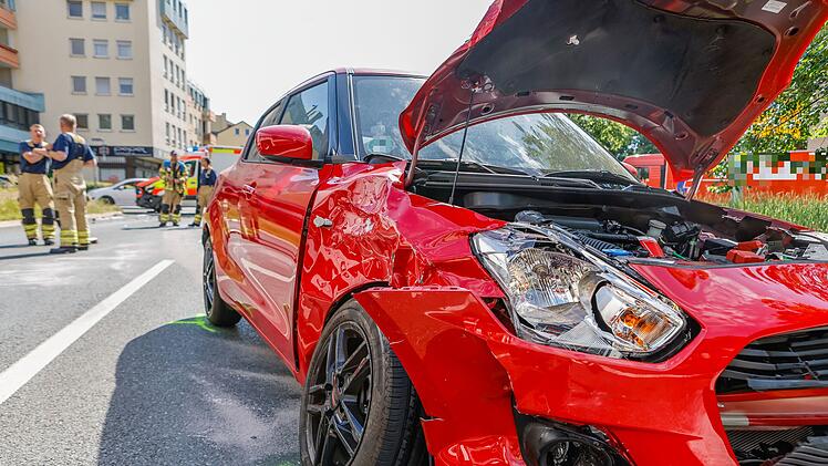 F&uuml;rth: Auto kollidiert mit Rettungswagen