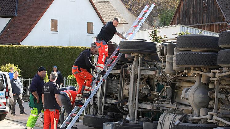 Mitteleschenbach: Betonmischer kippt in Kurve um - Fahrer (59) bei Unfall verletzt