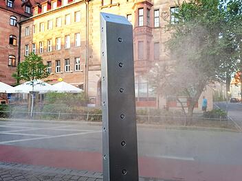 Spr&uuml;hnebels&auml;ule an der Klarakirche.