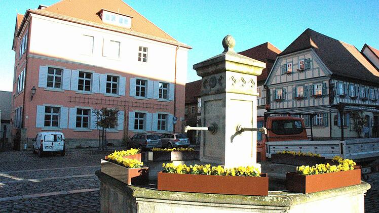 Ein modernes Bürgerzentrum wurde aus dem ehemaligen Rentamt, später Finanzamt (links). Fotos: Gerhard Schmidt