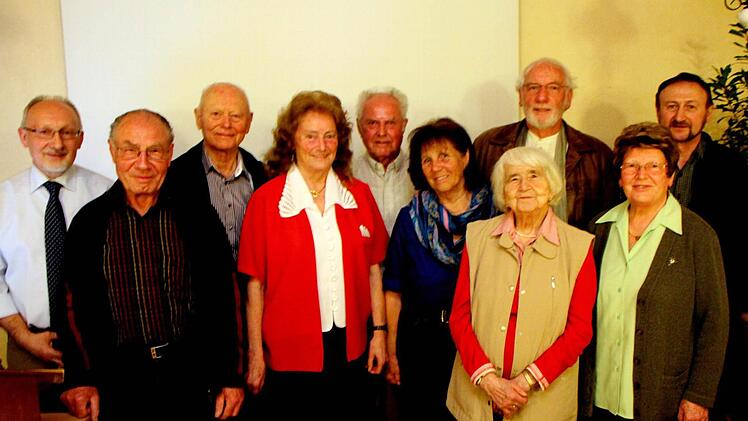 Vorsitzender Rudolf Sattes (links) und der Kreisvorsitzende Franz Lindental (rechts) ehrten die Gründungsmitglieder Karl Köberlein, Dr. Walter Knauf, Helga Thomas, Rudolf Seitz, Monika Güra, Ella Fuchs, Richard Düll und Sieglinde Reichert. Foto: Siegfried Thomas