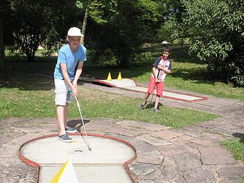 Laut eines Gutachtens sind die Bahnen der Minigolfanlage an den Bad Kissinger Tennisplätzen asbesthaltig, eine Gefahr für die Spieler bestehe jedoch nicht. Foto: Thomas Mäuser