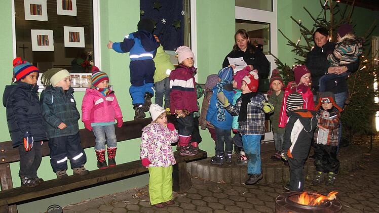 Mit großer Spannung erwarteten die Buben und Mädchen das Öffnen des Adventsfensters.