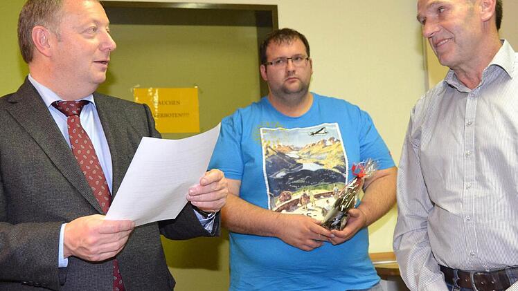 Richard Dees erhält seine Auszeichnung von Landrat Bold.