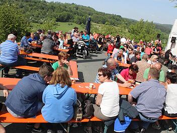 Die Besucher beim Kirschblütenfest Foto: fra-press