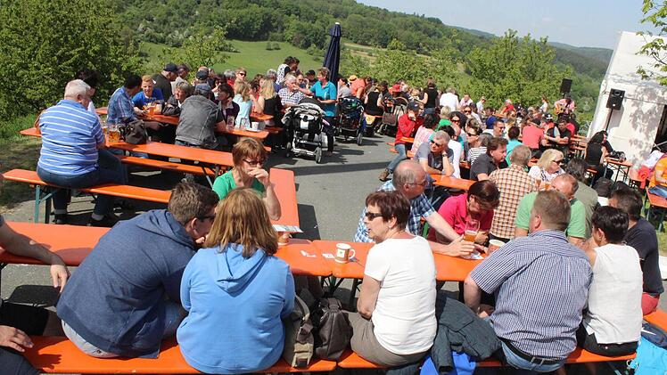 Die Besucher beim Kirschblütenfest Foto: fra-press