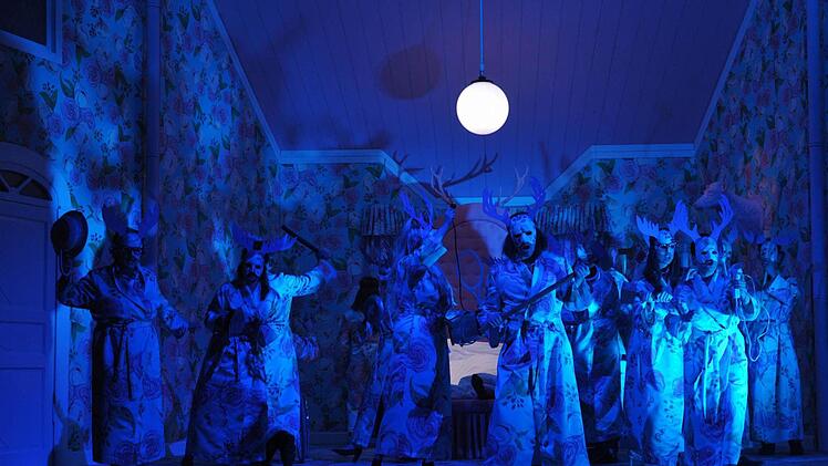 Szene aus der Neuinszenierung von Otto Nicolais "Die lustigen Weiber von Windsor" am Landestheater Coburg. Foto: Andrea Kremper