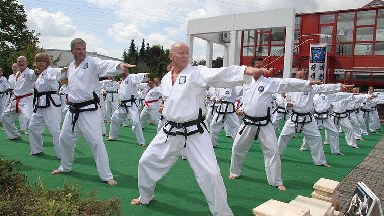 Vor 15 Jahren hat Ralph Aman (vorne) das klassische Taekwon-Do nach Kulmbach gebracht.