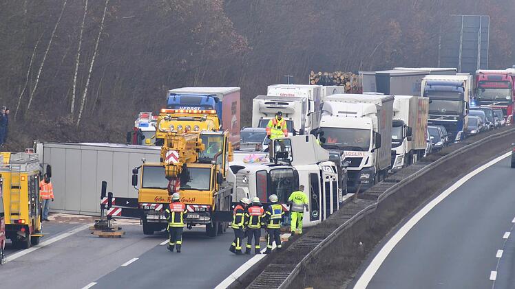 Der Auflieger -Sattelzug blockierte die gesamte A 73 Richtung Nürnberg für Stunden. Alle Fotos: Ronald Rinklef