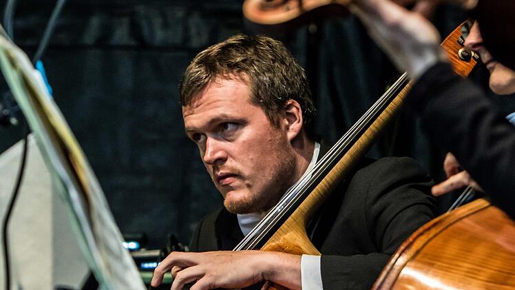 Impressionen vom Coburger Klassik-Open-Air im Rosengarten mit dem Philharmonischen Orchester des Landestheaters: Christian Ernst am Kontrabass.Foto: Jochen Berger