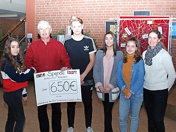 Der Botschafter der Kinderhilfe, Peter Lang, nimmt den Scheck über 650 Euro von den Schulsprechern entgegen. Foto: Susanne Stahl