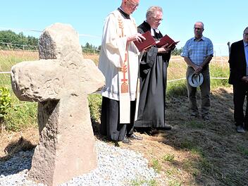 Den kirchlichen Segen sprachen am restaurierten Steinkreuz (von links) Dekan Hans Roppelt und Pfarrer Peter Ahrens aus. Weiter nach rechts Bürgermeister Stephan Heckel-Michel und stellvertretender Landrat Dieter Schaar. Foto: Werner Reißaus