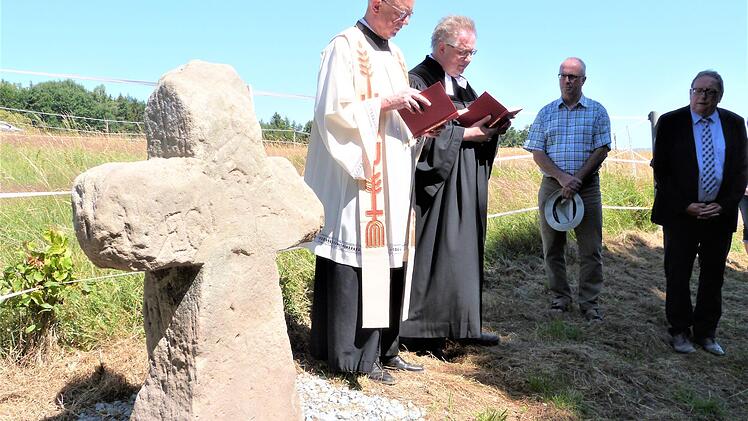 Den kirchlichen Segen sprachen am restaurierten Steinkreuz (von links) Dekan Hans Roppelt und Pfarrer Peter Ahrens aus. Weiter nach rechts Bürgermeister Stephan Heckel-Michel und stellvertretender Landrat Dieter Schaar. Foto: Werner Reißaus