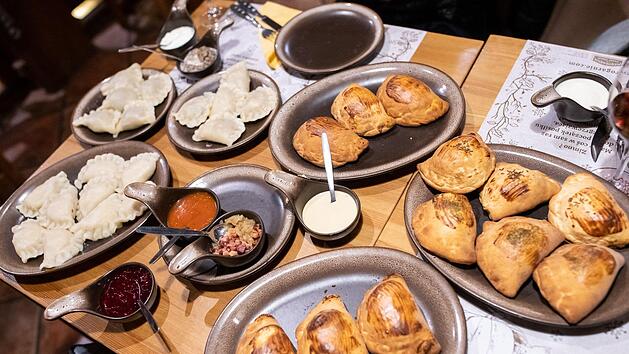Piroggen sind ein Klassiker der polnischen K&uuml;che. Vielf&auml;ltige Auswahl gibt es in der "Pierogarnia Stary Mlyn" in Bydgoszcz. Foto: Matthias Merz