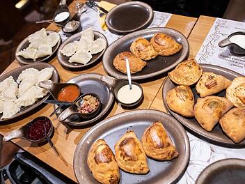 Piroggen sind ein Klassiker der polnischen Küche. Vielfältige Auswahl gibt es in der "Pierogarnia Stary Mlyn" in Bydgoszcz. Foto: Matthias Merz