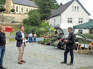 Vor der imposanten Kulisse der Pfarrkirche St. Thomas fand der erste Feierabendmarkt in der Stadt Wallenfels statt. Stellv. Landrat Gerhard Wunder (re.) konnte sich zusammen mit Bürgermeister Jens Korn (Mitte) und Markus Franz vom Frankenwald Tourismus davon überzeugen. Foto: Susanne Deuerling