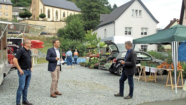Vor der imposanten Kulisse der Pfarrkirche St. Thomas fand der erste Feierabendmarkt in der Stadt Wallenfels statt. Stellv. Landrat Gerhard Wunder (re.) konnte sich zusammen mit Bürgermeister Jens Korn (Mitte) und Markus Franz vom Frankenwald Tourismus davon überzeugen. Foto: Susanne Deuerling