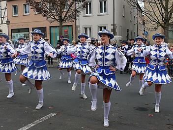 Unverwüstlich sind die Gardemädchen. Sie tanzten bei der Faschingseröffnung, obwohl das Thermometer nur sechs Grad anzeigte.  Foto: Dieter Britz