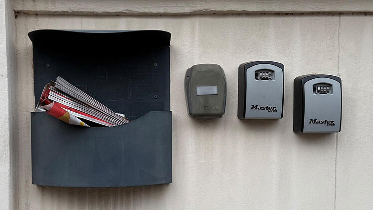 Schl&uuml;sselk&auml;sten an Hauswand