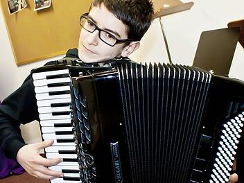 Henrik Letzer spielt seit seinem achten Lebensjahr Akkordeon. Der 15-Jährige hat sich für den Landeswettbewerb "Jugend musiziert" qualifiziert, der Ende März in Cham ausgetragen wird. Foto: Jochen Berger