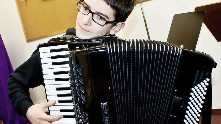 Henrik Letzer spielt seit seinem achten Lebensjahr Akkordeon. Der 15-Jährige hat sich für den Landeswettbewerb "Jugend musiziert" qualifiziert, der Ende März in Cham ausgetragen wird. Foto: Jochen Berger