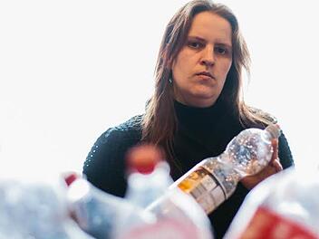 Manjana Noorzaie aus Tettau fühlt sich von einem Supermarkt-Leiter ungerecht behandelt. Er sprach ihr ein Hausverbot aus, weil sie 480 Pfandflaschen einlösen wollte.  Foto: Hendrik Steffens