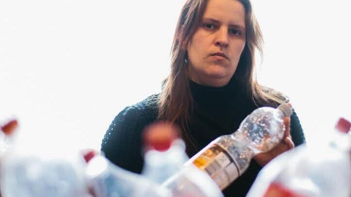 Manjana Noorzaie aus Tettau fühlt sich von einem Supermarkt-Leiter ungerecht behandelt. Er sprach ihr ein Hausverbot aus, weil sie 480 Pfandflaschen einlösen wollte.  Foto: Hendrik Steffens