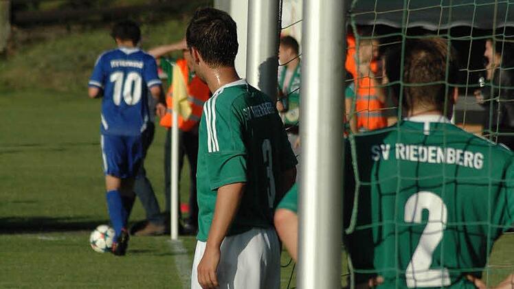 Szene aus dem Eröffnungsspiel zwischen dem SV Riedenberg (grünes Trikot) und dem TSV Münnerstadt (3:1). Foto: Sebastian Schmitt