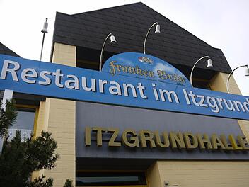 Das "Restaurant im Itzgrund" gibt es schon lange nicht mehr, die Itzgrundhalle soll dagegen eine Zukunft haben. Dafür muss das Gebäude aber für rund zwei Millionen Euro saniert werden. Foto: Berthold Köhler