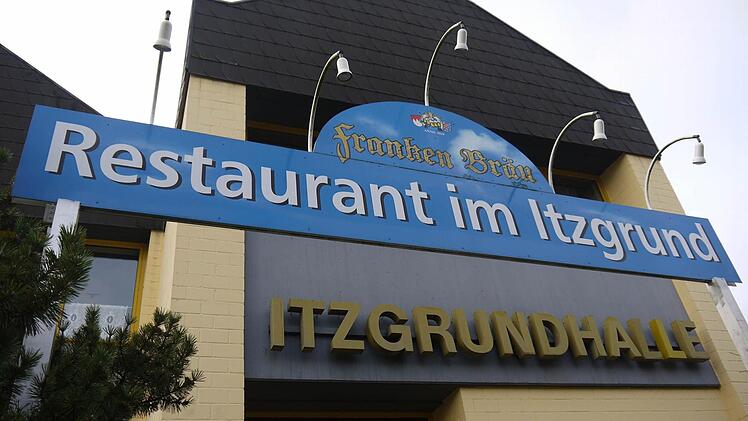Das "Restaurant im Itzgrund" gibt es schon lange nicht mehr, die Itzgrundhalle soll dagegen eine Zukunft haben. Dafür muss das Gebäude aber für rund zwei Millionen Euro saniert werden. Foto: Berthold Köhler