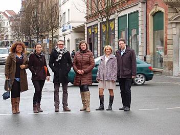 Sie sind entschlossen, etwas gegen Misstrauen und Verunsicherung in der Flüchtlingsfrage zu tun (von links): Susann Karadah, Julia Bach, Steffen Tauss, Elisabeth Niestroj, Sonja Erdel und Reinhold Ehl. Foto: Helke Renner