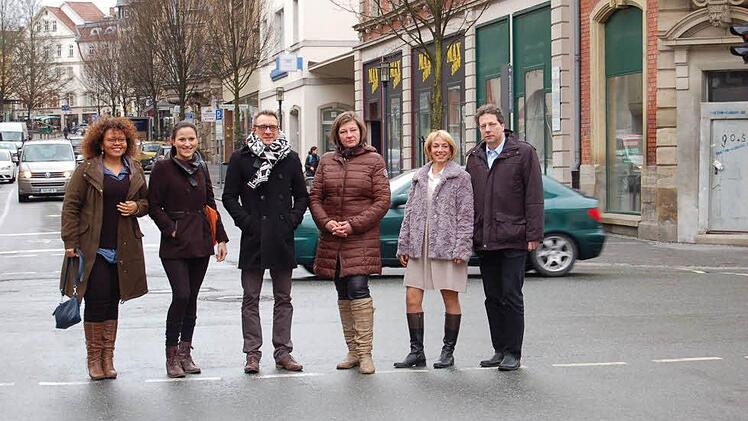 Sie sind entschlossen, etwas gegen Misstrauen und Verunsicherung in der Flüchtlingsfrage zu tun (von links): Susann Karadah, Julia Bach, Steffen Tauss, Elisabeth Niestroj, Sonja Erdel und Reinhold Ehl. Foto: Helke Renner