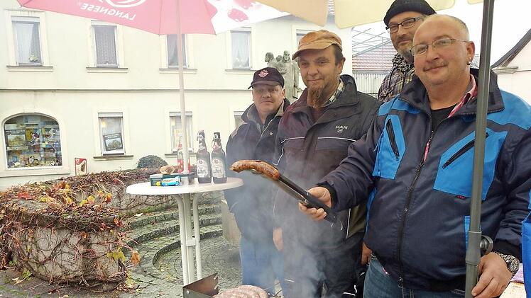 Rainer Weidner, Heinrich Vay, Georg Schmitt und Erhard Roth (v.l.) warten am Marktplatz auf Kunden und Gespräche. Foto: Anette Schreiber