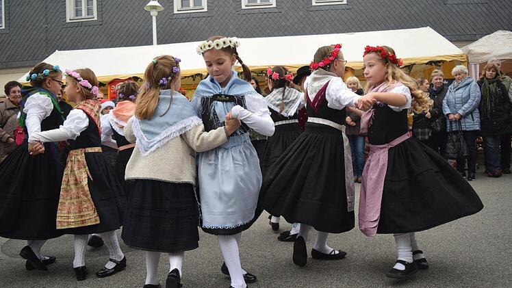Die Trachtentanzgruppe der Volksschule Wildenheid-Haarbrücken...