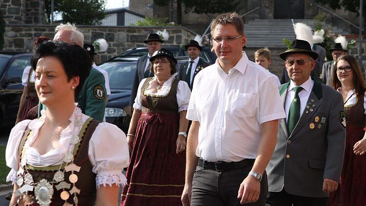 Mit der gesamten Schützenmannschaft zog man beim Festumzug durch Tschirn.  Foto: Michael Wunder