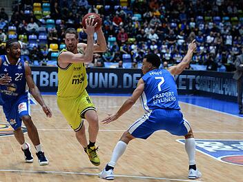 Medi-Spieler Nate Linhart (am Ball) kämpfte erfolgreich auf allen Positionen: Der Bayreuther überzeugte gegen die Fraport Skyliners durch engagierte Abwehr, sechs wichtige Rebounds unter dem eigenen Korb, vier Assists, zwei Blocks und insgesamt 18 Punkte.  Fotos: Peter Mularczyk